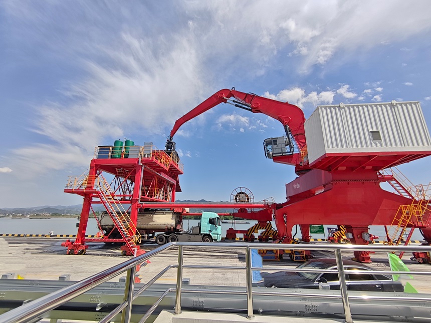 抓料機(jī).jpg 抓料機(jī).jpg